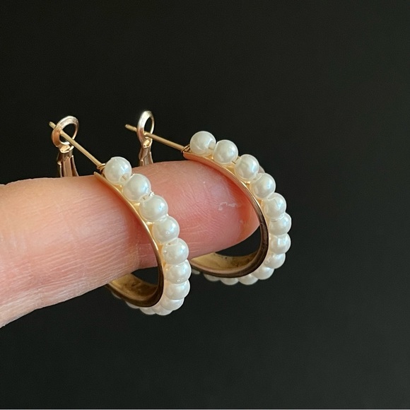 Gold Pearl Hoop Fashion Earrings - NWT - Picture 8 of 9